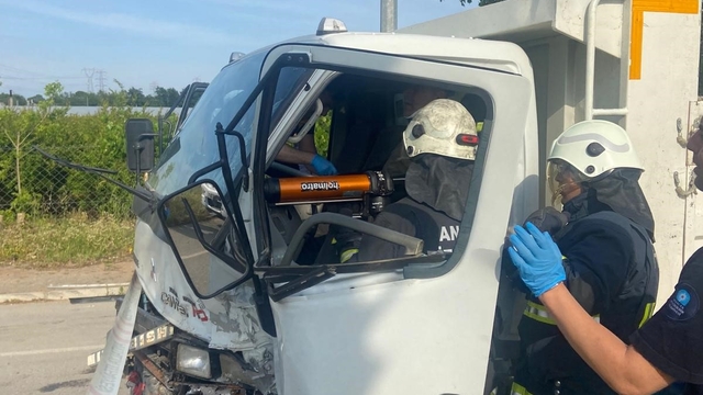 Antalya'da iki kamyonet çarpıştı: 2 yaralı