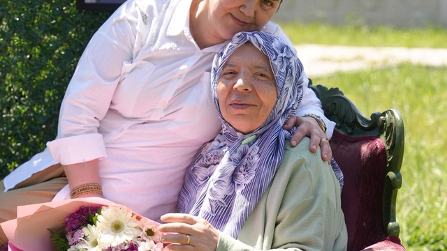 Düzce'de yürek ısıtan anneler günü
Alzheimer hastası annelere çiçekli sürpriz