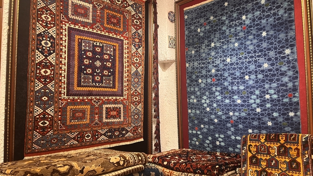 İzmir'de dokunan el halıları Türkiye ve Avrupa'daki sarayları süslüyor
Doğal kök boyalı el dokuması halılar Cumhurbaşkanlığı Külliyesi ve Avrupa saraylarına uzanıyor