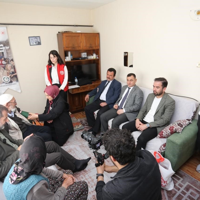 Yaşlıların ayağına doktor, berber ve tesisatçı gitti, dünyalar onların oldu...