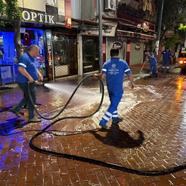Nazilli Uzun Çarşı Büyükşehir ekipleriyle pırıl pırıl oldu