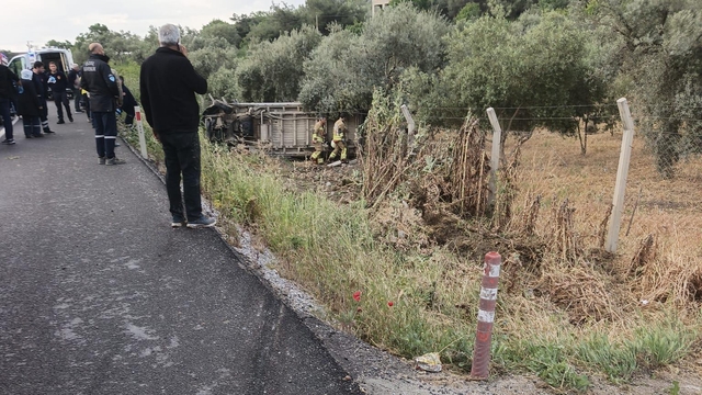 Manisa'da işçileri taşıyan servis minibüsü tarlaya devrildi, 12 kişi yaralandı