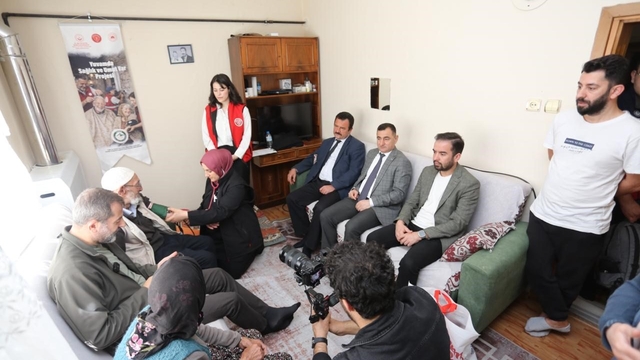Yaşlıların ayağına doktor, berber ve tesisatçı gitti, dünyalar onların oldu
Bursa'nın Gürsu ilçesinde belediye ve iki bakanlığın katkılarıyla hayata geçirilen "Yuvamda sağlık ve umut var" projesi kapsamında yaşlı kişilere duygu dolu ziyaretler gerçekleştirildi
Yaşlı büyüklerin kuaförlük hizmetleri yapıldı, elektrik tesisatlarının eksikleri giderildi, doktor muayeneleri yapıldı, ilaçları kontrol edildi