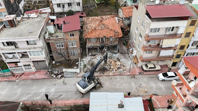 Tehlike oluşturan ve suç yuvasına dönen metruk binalar yıkılıyor