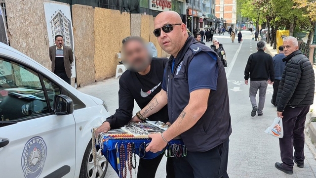 Zabıtanın müdahale ettiği seyyar satıcı basını da görünce şok oldu: "Sen kimsin?"
Eskişehir'de zabıta ile seyyar satıcı arasındaki gergin anlar kamerada
Seyyar satıcı: "Bizi gariban gördünüz diye mi böyle yaptınız?"