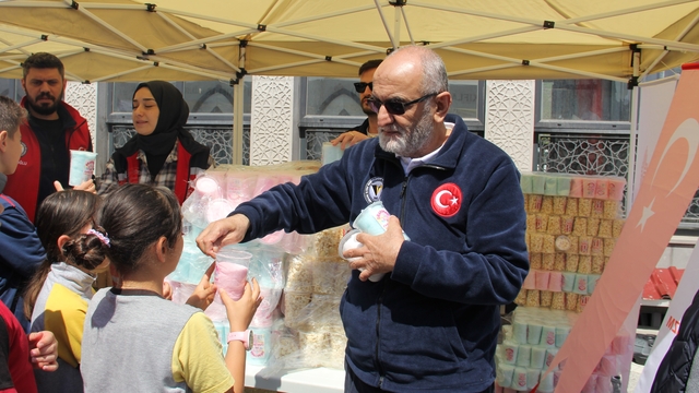 Vakıf gönüllüsü Mehmet amca 40 yıldır iyilik faaliyetlerinden kopmadı