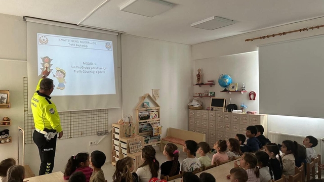 Eceabat'ta Karayolları Güvenliği ve Trafik Haftası kapsamında eğitim verildi
