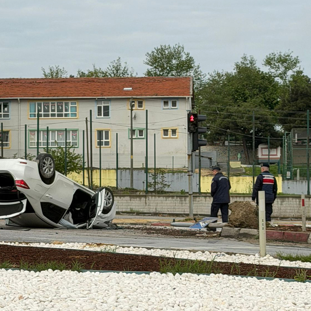 Takla atan otomobilin sürücüsü yaralandı