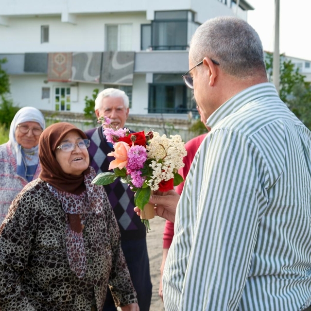Vatandaşlar Başkan Elbi'yi, çiçeklerle karşıladı