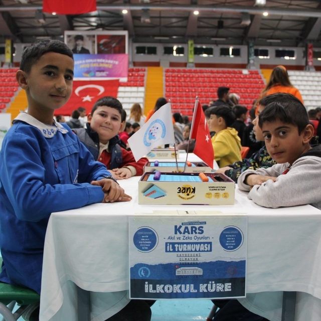 Kars'ta zeka dolu rekabet: 400 öğrenci akıl oyunlarında yarıştı