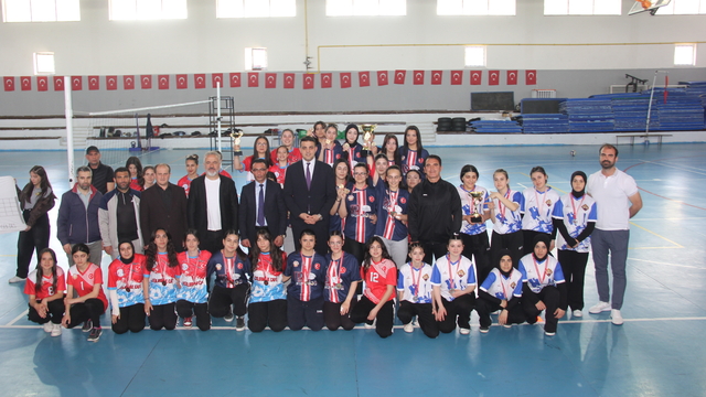 Zara'da voleybol turnuvası düzenlendi