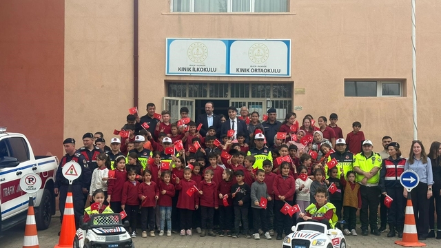 Kaymakam Kara'dan miniklere hayat kurtaran uyarı