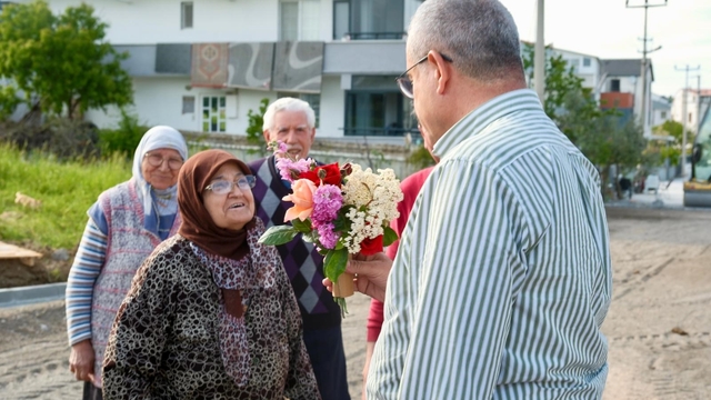 Vatandaşlar Başkan Elbi'yi, çiçeklerle karşıladı