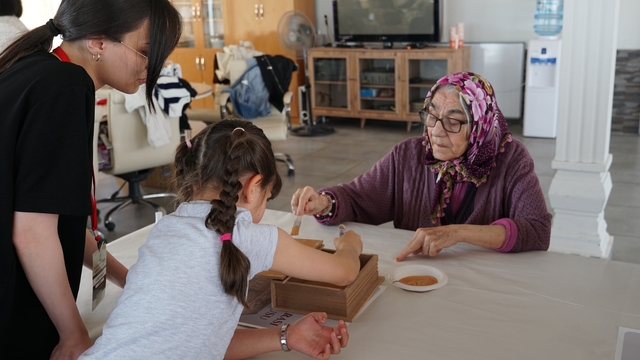 Huzurevi sakinleriyle gençler aynı masada buluştu
Kuşaklar arası buluşmada duygu dolu anlar yaşandı
Huzurevi sakini Hamza Oskay: "Sanki torunlarımla vakit geçiriyormuş gibi hissettim"