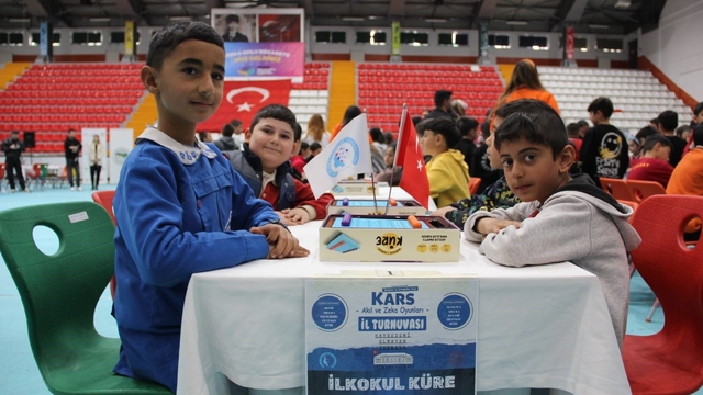 Kars'ta zeka dolu rekabet: 400 öğrenci akıl oyunlarında yarıştı