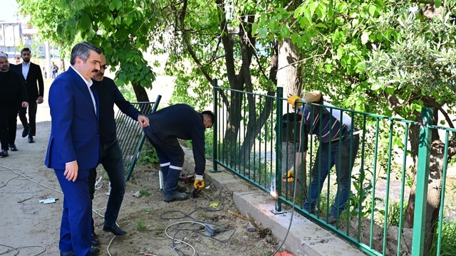 Deliçay'a modern dokunuş
Yıldırım belediyesi, zaman zaman taşkınların yaşandığı ve istenmeyen görüntülerin ortaya çıktığı deliçay dere yatağını ıslah çalışmasını tamamladı
Yıldırım Belediye Başkanı Oktay Yılmaz, "Yürüttüğümüz çalışmalarla birlikte Deliçay Deresi'ndeki güvenlik risklerini ve çevresel olumsuzlukları ortadan kaldırdık. aynı zamanda hemşehrilerimizin keyifle vakit geçirebileceği modern bir yaşam alanını ilçemize kazandırdık"