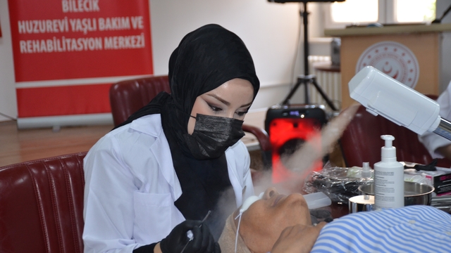 Huzurevi sakinlerine Anneler Günü'nde anlamlı dokunuş