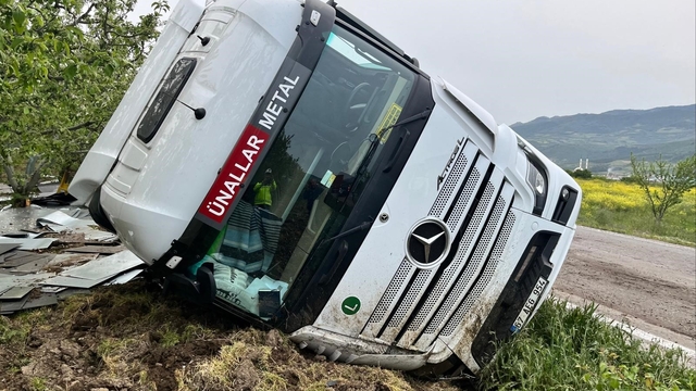 Bilecik'te kontrolden çıkan tır devrildi