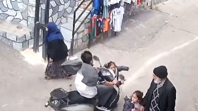 Motosikletin küçük çocuğa çarptığı kaza kamerada