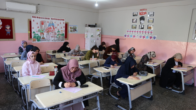 Kitap okuma yarışmasında anneler çocuklarının oturduğu sıralarda sınav heyecanı yaşadı