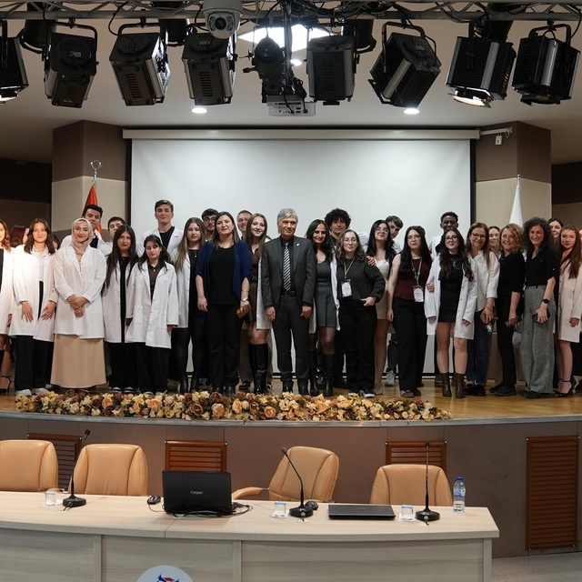 KBÜ'de kimya öğrencileri için önlük giyme töreni düzenlendi