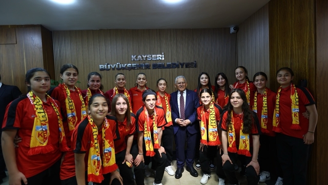 Büyükşehir Belediye Başkanı Büyükkılıç, Kayseri Kadın Futbol Takımını ağırladı