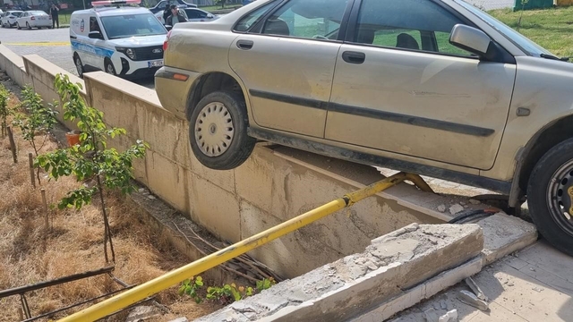 Freni boşalan araç doğal gaz borusunda askıda kaldı