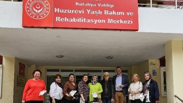 Kütahyalı kadınlar huzurevindeki yaşlılar için lif ördü