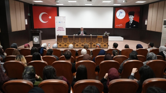 Karabük Üniversitesinde "Modern Dünyada Aile" konferansı düzenlendi