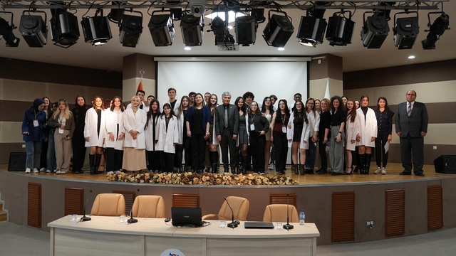 KBÜ'de kimya öğrencileri için önlük giyme töreni düzenlendi