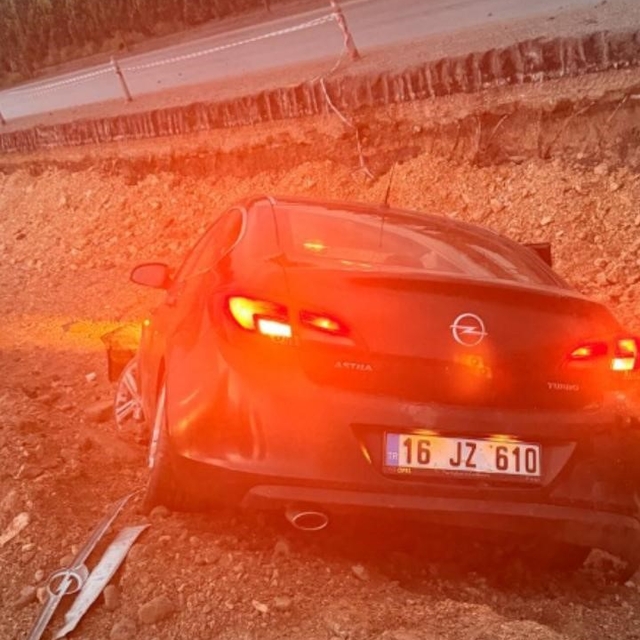 Kontrolden çıkan otomobil inşaata uçtu: 2 yaralı