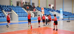 Yeşilyurt Belediyesi'nin Basketbol Turnuvası'nda dostluk ve rekabet bir ara...