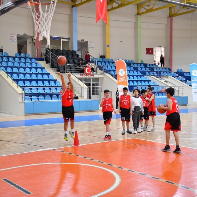 Yeşilyurt Belediyesi'nin Basketbol Turnuvası'nda dostluk ve rekabet bir ara...