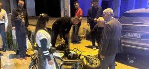 Devrilen motosikletin sürücüsü, otomobilin altında sıkıştı