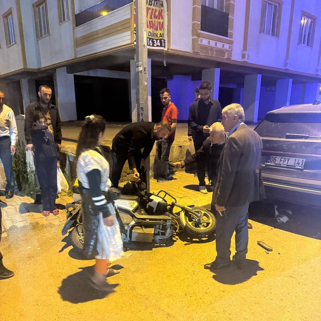 Devrilen motosikletin sürücüsü, otomobilin altında sıkıştı