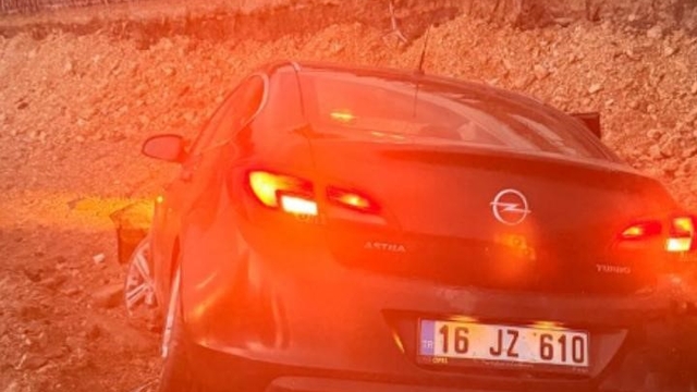 Kontrolden çıkan otomobil inşaata uçtu: 2 yaralı