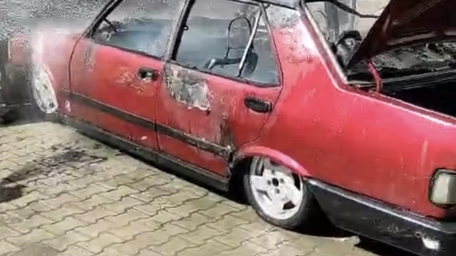 Park halindeki Tofaş marka otomobil yanarak kullanılamaz hale geldi