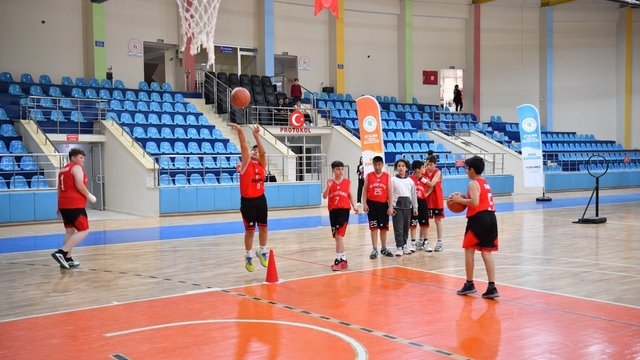 Yeşilyurt Belediyesi'nin Basketbol Turnuvası'nda dostluk ve rekabet bir arada yaşandı