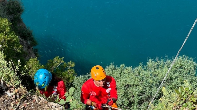 Antalya'da 40 metrelik falezlerde temizlik operasyonu
Bu kez hayat kurtarmak için değil, çevreyi kurtarmak için çalıştılar