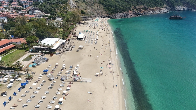 Alanya sahillerinde hafta sonu yoğunluğu
Hava sıcaklığının 25 dereceye ulaştığı ilçede yerli ve yabancı turistler güneş ve denizin tadını çıkardı