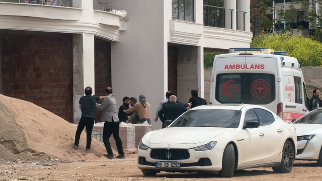Bursa'da şantiye savaş alanına döndü: Sopalar, yumruklar havada uçuştu
Ambulanstaki hastaya saldırmk istediler