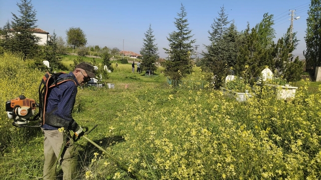 Kırıkkale'de mezarlıklarda bakım çalışması sürüyor