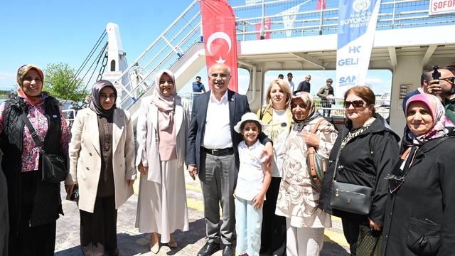 Malatya'da Anneler Günü dolayısıyla feribot gezisi düzenlendi