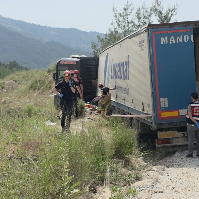 İzmir'de devrilen tırın altında kalan sürücü hayatını kaybetti