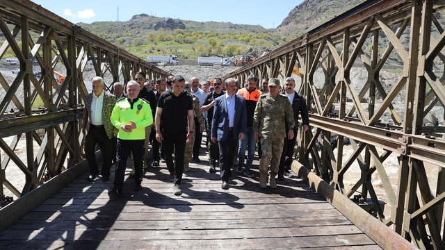 Hakkari-Van kara yolunda yapılan alternatif yol ve panel köprü ulaşıma açıldı
