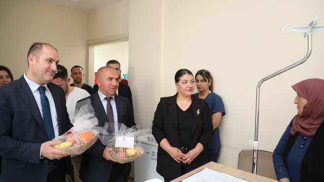 Tokat'taki hastanede 213 yıllık vakıf geleneği olarak hastalara meyve ikramı yapıldı