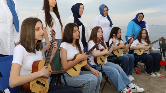 Minikler anneler için hem çaldı hem söyledi
Hayatını kaybeden anneler için Karadeniz'e karanfil bıraktılar