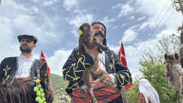 Burdur'da temsili Yörük Göçü, renkli görüntülere sahne oldu