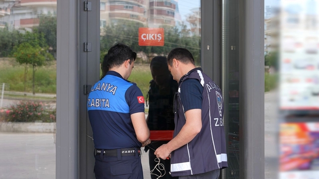 Alanya'da tüketim tarihi geçmiş ürün satan zincir market mühürlendi