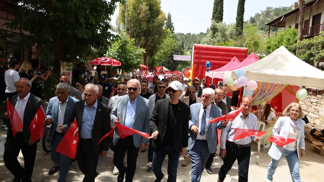 Güllübahçe'de festival coşkusu başladı.
Priene Kültür Festivali renkli görüntülerle kapılarını açtı